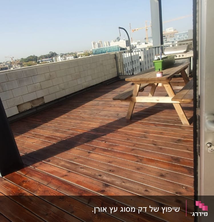 רצפת עץ עם שולחן פיקניק ומנגל